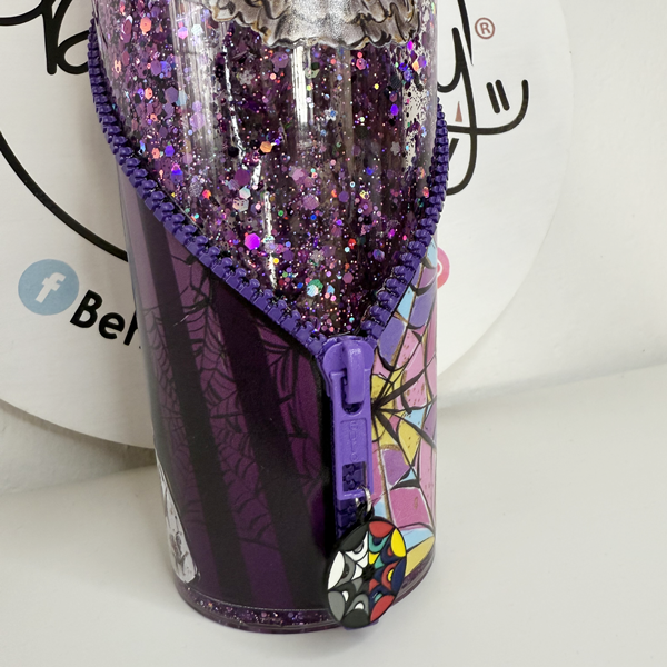 Vaso Acrílico Zipper Snow Globe M. Addams (Glow in the dark)